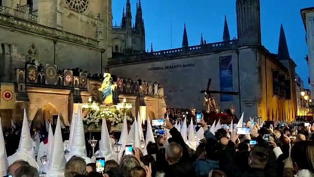 Los pasos de Jesús con la Cruz a Cuestas y de Nuestra Señora de los Dolores llegan a los pies de la Catedral de Burgos