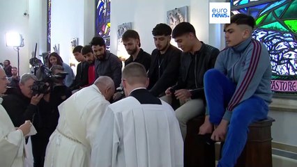 Pope Francis washes feet in traditional Holy Thursday Easter ritual