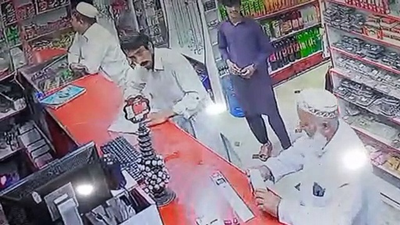 Kh Abdul qayyum sahib ki dukan me dakati ki wardat #qayyum shopping mall in danger zone