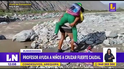 profesor arriesga su vida y cruza el río cargando a sus alumnos para que lleguen a su colegio