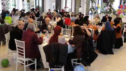 Tải video: Kütahya İHH, yetim çocuklar için iftar programı düzenledi