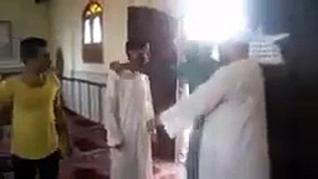 مصرمیں نماز ھو چکی تھی ایک شرابی اکرمسجد میں Let's سـے کہنے لگاہ مجھے الگ جماعت پڑھاو مولوی نے بات مان لی اگے دیکھیں کیا ہوا