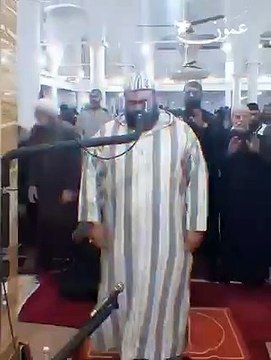 تراویح کےدوران بلی امام صاحب کےکندھےپربیٹھ گٸیDuring Taraweeh, the cat sat on Imam's shoulder