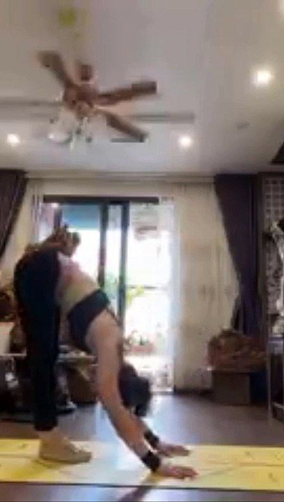HANDSTAND POSE