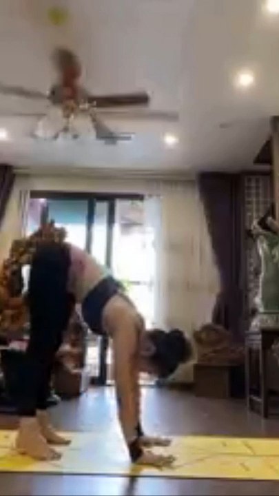 HANDSTAND POSE