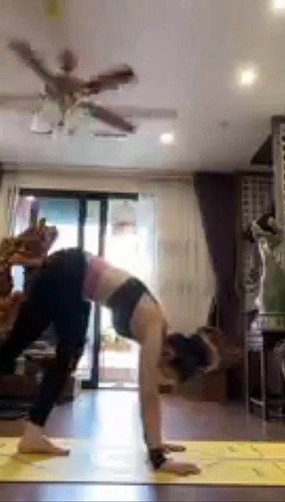 HANDSTAND POSE