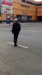 Un homme veut aider une famille de canards (fail)