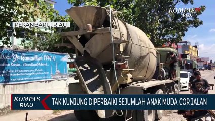 Tak Kunjung Diperbaiki Sejumlah Anak Muda Cor Jalan