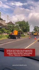 Sedang berlangsung pengaspalan di Jalan Raya Denpasar-Gilimanuk wilayah Desa Bantas, Selemadeg Timur, Tabanan Jumat (7/4) .
