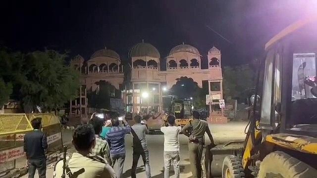 घटिया बारादरी बनाने वालों पर नहीं कार्रवाई, दूसरी भी गिराई
