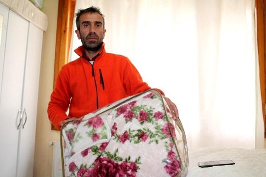 İçi altın dolu battaniyeyi yanlışlıkla deprem bölgesine gönderdi