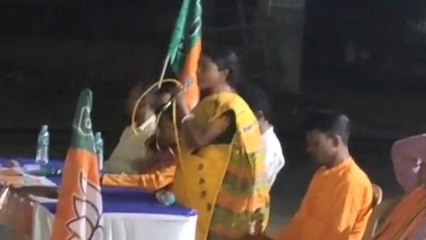 বীরভূমঃ তৃণমূল কর্মীদের &#039;ঝাঁটা পেটা&#039;করার নিদান বিজেপি নেত্রীর