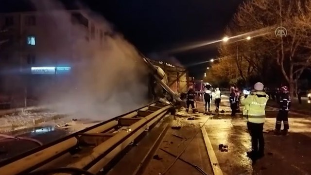 Bariyere çarparak alev alan tırın sürücüsü hayatını kaybetti