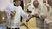 Papa Francis, geleneksel törende mahkumların ayaklarını yıkayıp öptü