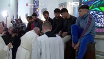 Papst Franziskus wäscht 12 jungen Gefangenen die Füße