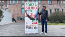 I fan di Berlusconi davanti all'ospedale: 