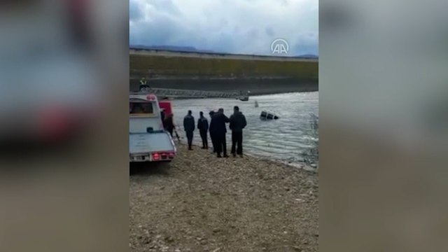 Baraj gölünde fotoğraf çekeyim derken aracından oluyordu