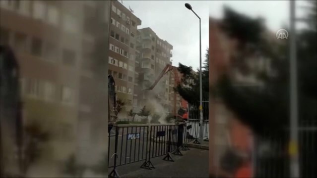 Diyarbakır'da depremde ağır hasar gören 2 bloklu sitenin yıkımına başlandı