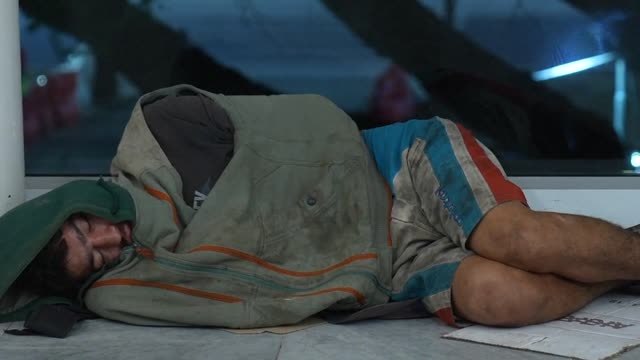 Más de un centenar de personas sin recursos viven en uno de los aeropuertos de Buenos Aires