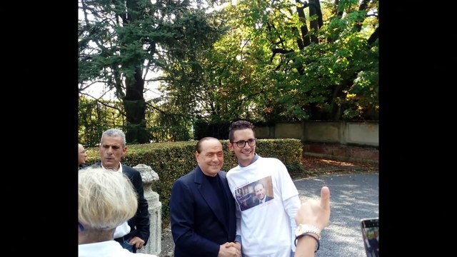 Berlusconi, il fedelissimo pugliese con striscione Forza Silvio: Dieci ore di treno per affetto