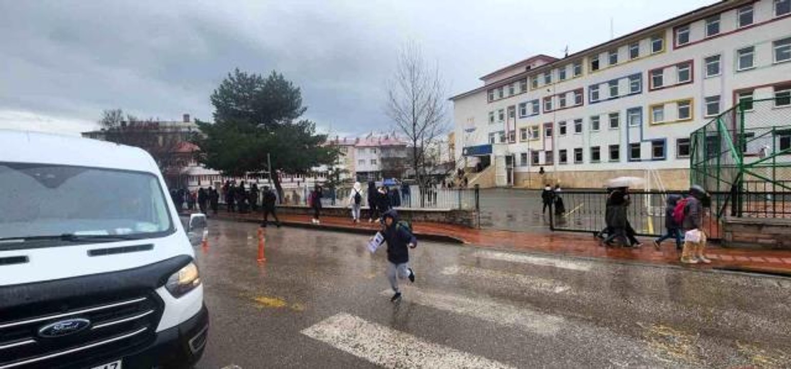 Bingöl merkezli deprem Elazığ'da da hissedildi, öğrenciler tahliye edildi