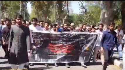 अलीगढ़: बिहार की घटना को लेकर सड़क पर उतरे एएमयू छात्र, जमकर की नारेबाजी