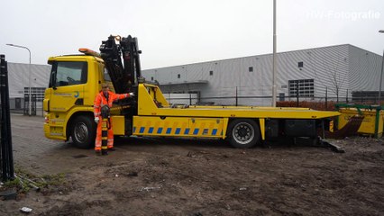 Auto te water aan de Sisalstraat in Genemuiden