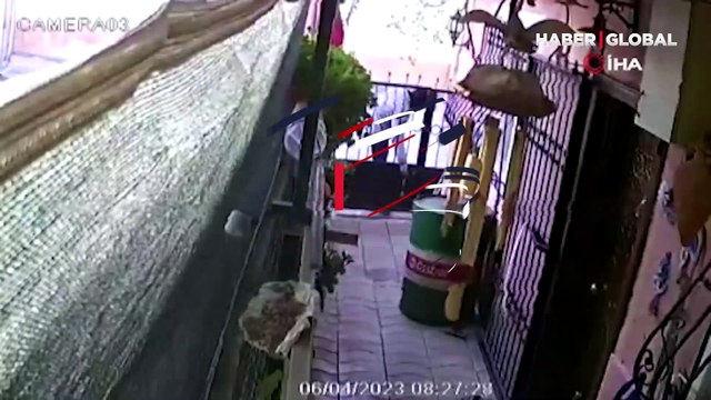 Pes dedirten hırsızlık kamerada! Sahibinin gözü önünde girdiği bahçeden saksıyı sırtlayıp götürdü