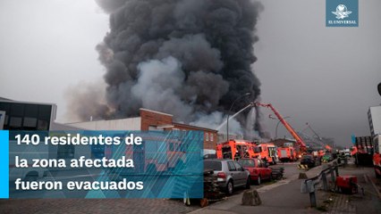 Incendio en almacén de coches crea nube tóxica