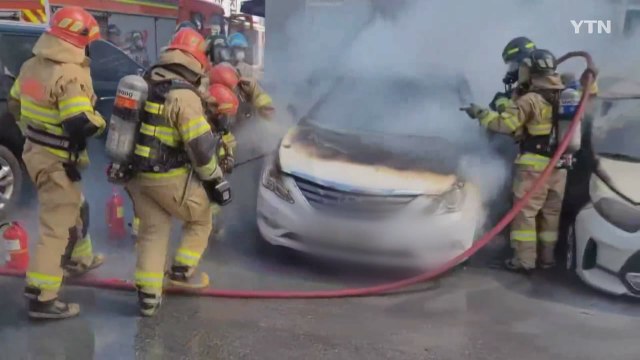 울산서 주차된 승용차에 불...1명 연기 흡입 / YTN