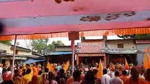 मंदिरों में प्रसाद लेने उमड़ी भीड़