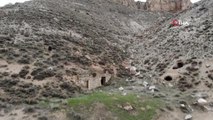 Deprem sonrası kopan kayaların indiği yerleşim yeri sakinleri, köyün afet bölgesi ilan edilmesini istiyor