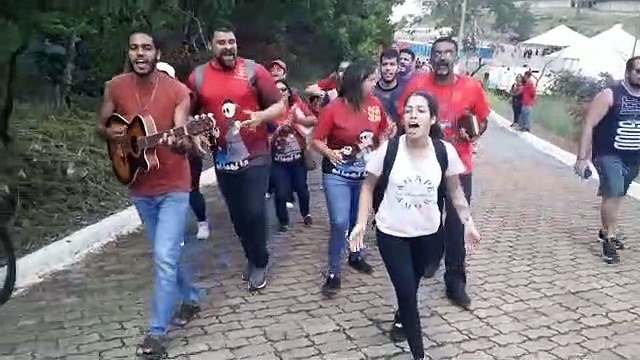 Fiéis cantam enquanto sobem Morro da Capelinha nesta Sexta-feira Santa