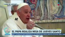 Papa Francisco lava pies a 12 jóvenes en ritual de Jueves Santo