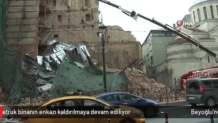 Beyoğlu'nda çöken tarihi metruk binanın enkazı kaldırılmaya devam ediliyor