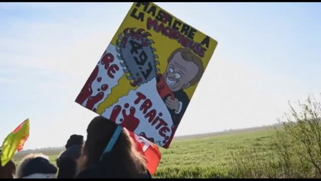 Francia, non si fermano proteste contro la riforma delle pensioni