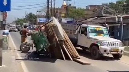 দঃদিনাজপুরঃ লরির ধাক্কা,পাল্টি খেলো ভুটভুটি! দেখুন তারপর কি হল