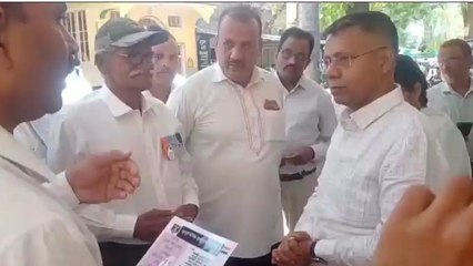 पिपरिया: पूर्व सैनिकों ने राष्ट्रपति के नाम कलेक्टर को सौंपा ज्ञापन ,की पैंशन की मांग