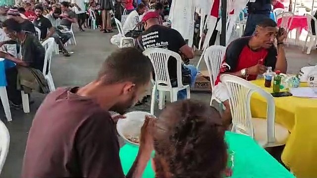 Refeições são servidas a moradores de rua no Viaduto Santa Tereza