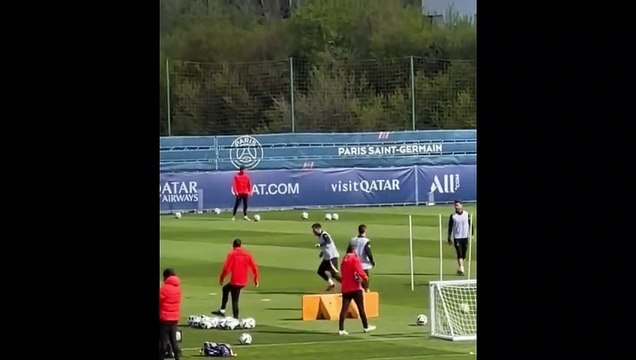 L'entrainement 'pierre-feuille-ciseau' du PSG surprend les fans