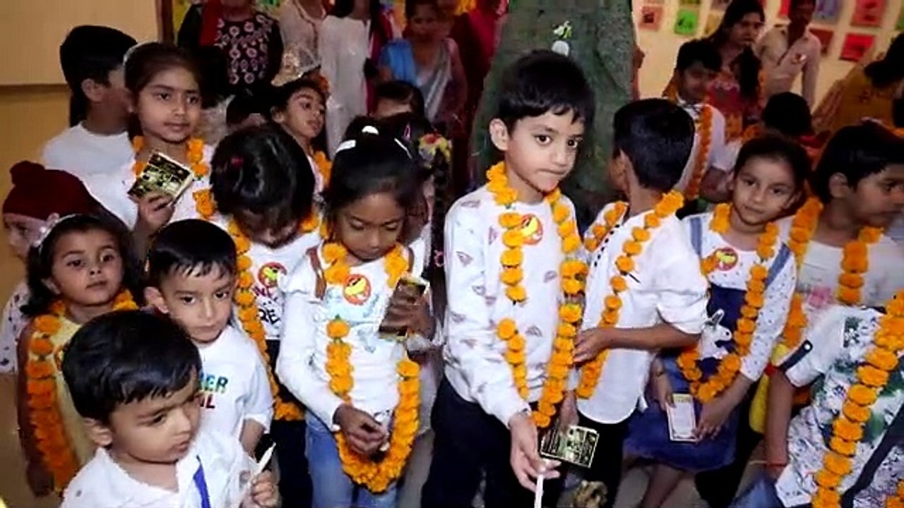 कैनवास पर चला बच्चों का जादू, पेंटिंग से दिखाई...