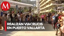 Turistas y habitantes de Puerto Vallarta asisten a la celebración del viacrucis