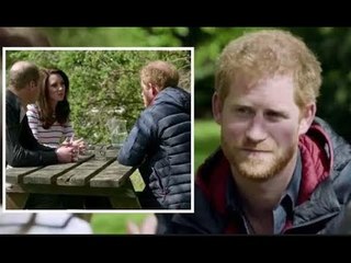 L'esperto afferma che il principe Harry ha eseguito una "posa sottomessa" con Kate e William nella