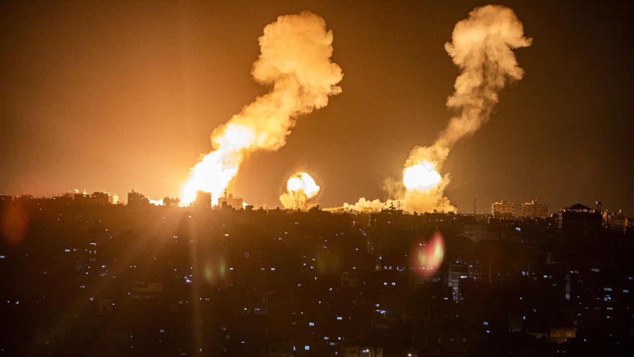 Israel bombardea Gaza y Líbano tras inédito ataque con cohetes contra su territorio en más de 15 años