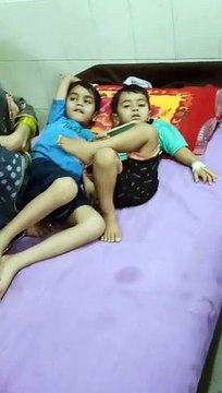 चुप कराने के लिए छोटे बच्चों को थमा रहे मोबाइल, नौनिहालों के मानसिक विकास पर पड़ रहा असर