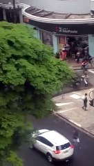Dependentes químicos invadem e saqueiam farmácia no centro de São Paulo