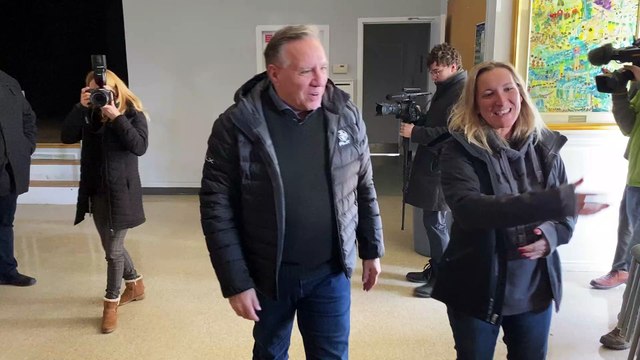 François Legault fait le point à Les Coteaux lors de son passage après la tempête de verglas qui a frappé le Sud-Ouest