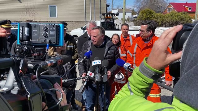 François Legault fait le point à Les Coteaux lors de son passage après la tempête de verglas qui a frappé le Sud-Ouest