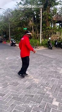 Om Tiket Parkir di area Pantai Padma ini super legend ya guys. Orangnya lucu, energic dan suaranya juga merdu! @tibortiustibortius