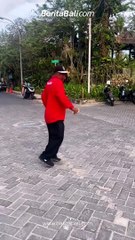 Om Tiket Parkir di area Pantai Padma ini super legend ya guys. Orangnya lucu, energic dan suaranya juga merdu! @tibortiustibortius